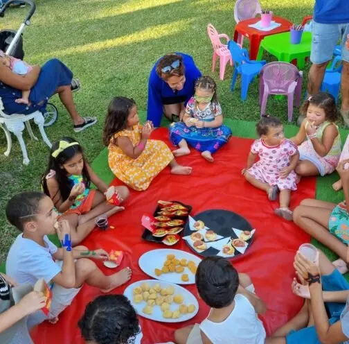 Monitora do Pula Magia animando crianças em festa infantil ao ar livre em Niterói