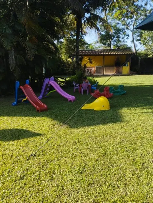 Escorregas coloridos e gangorras da área baby montados em jardim