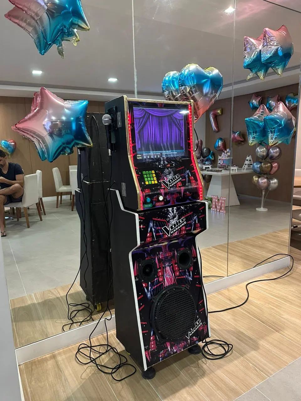 Máquina de karaokê profissional do Pula Magia decorada com balões em festa em Niterói