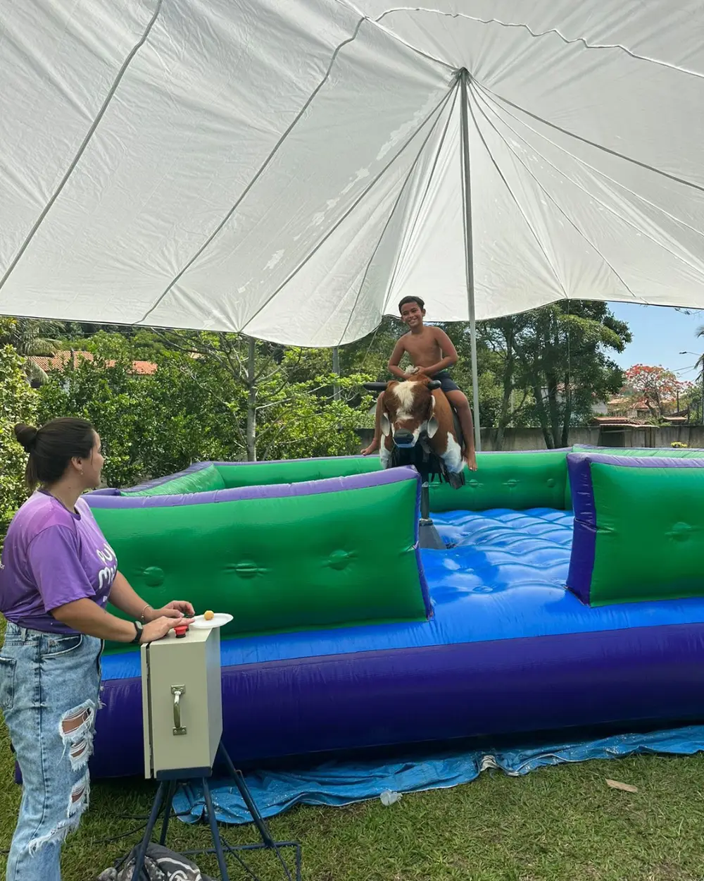 Touro mecânico do Pula Magia montado sob tenda branca em festa